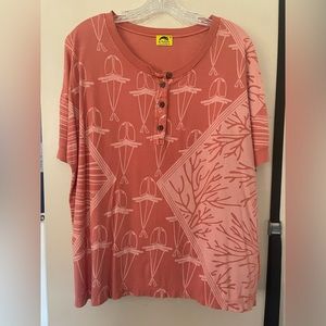 Kealopiko T-shirt in peach/orange. Size M